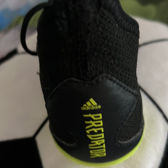 BOYS ADIDAS SOCCER CLEATS…..SIZE 2 - Picture 3 of 7